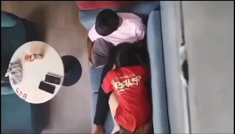 Quay lén bạn gái bú mút cho người yêu nơi công cộng