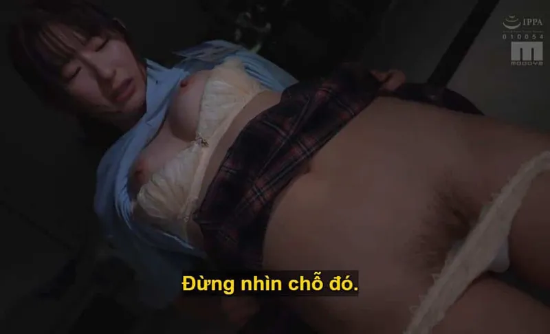 Ông sếp lập mưu quan hệ tình dục với cô nhân viên kiêu kỳ lười nhác, suốt ngày chỉ chăm chăm nhắn tin cho người yêu.